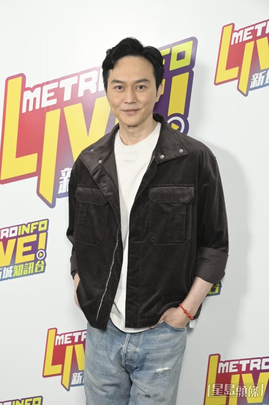 张智霖和陈晓华上演亲密对手戏称拍摄时热情如火，薛家燕直言没有擦出火花：大家都是专