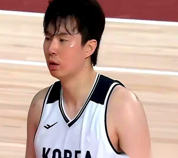身高刚过两米，弹跳平平无奇。外号“大傻春”的韩国球员李贤重，却在一场比赛里，硬