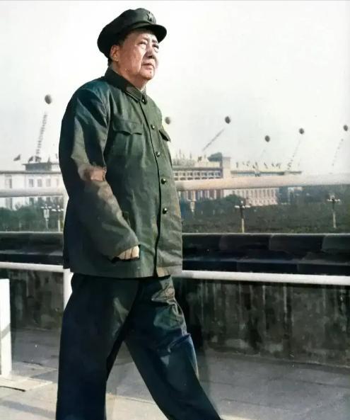 1949年，毛主席正要下令，让解放军渡过长江，解放南京，斯大林却发来一封电报：要