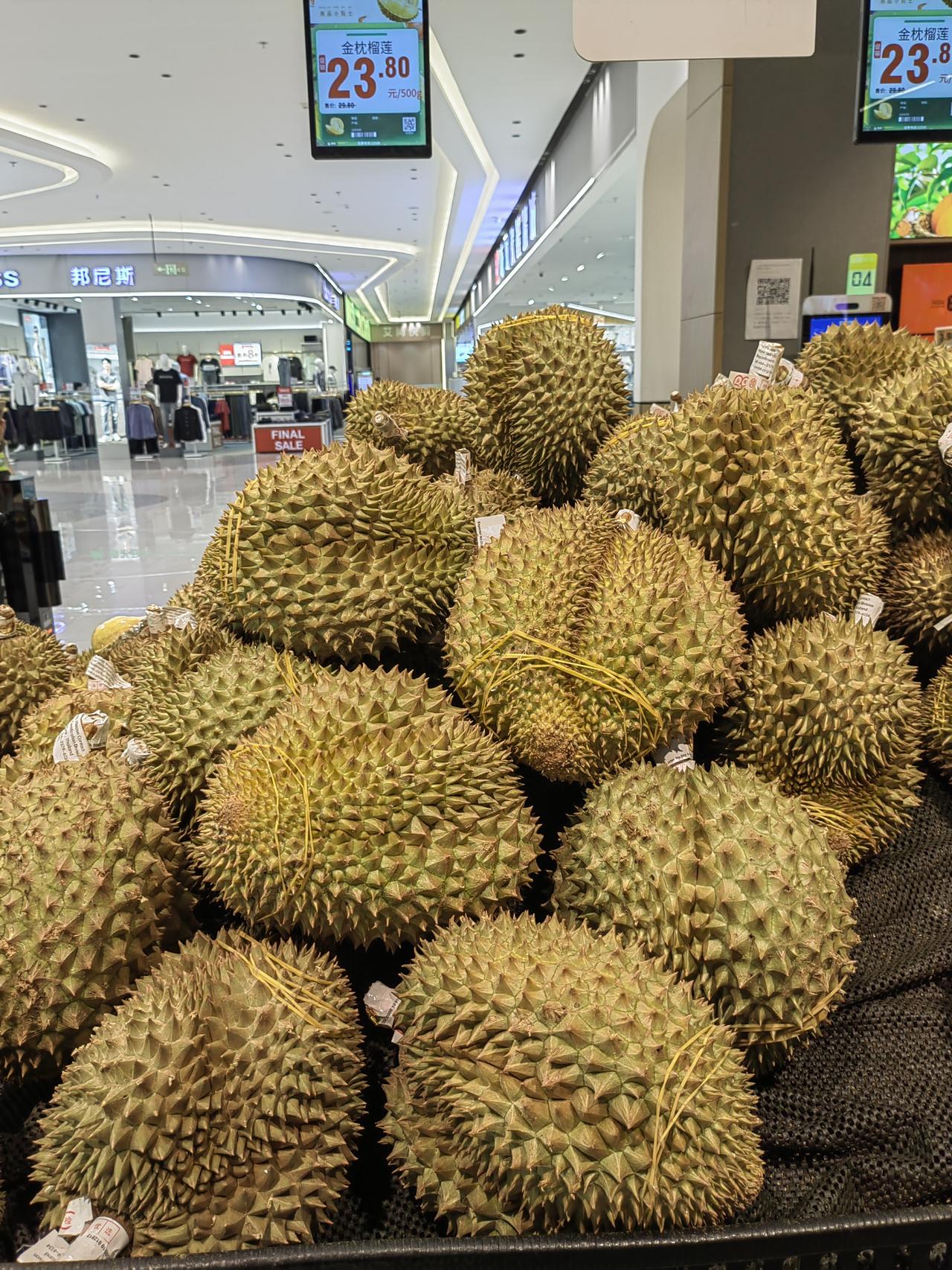 老公给我和孩子买了一个榴莲，花了快两百块，我心疼了一上午。中午吃完饭，老公就说