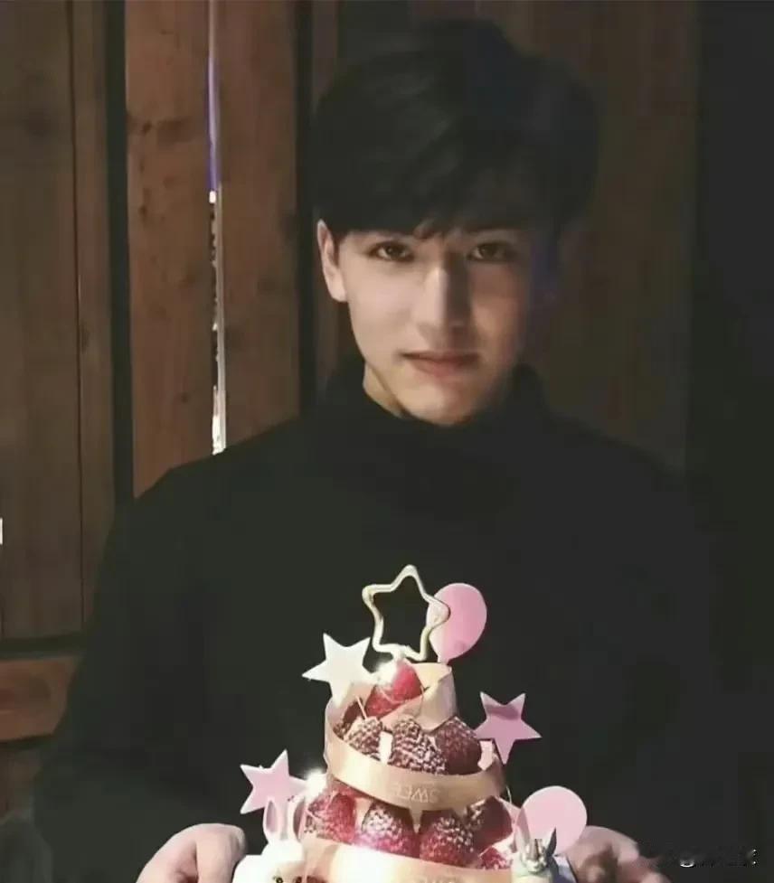 客观说，学生时期的张凌赫是个长得很干净、秀气的男生，但不至于惊艳，毕竟理工科学校