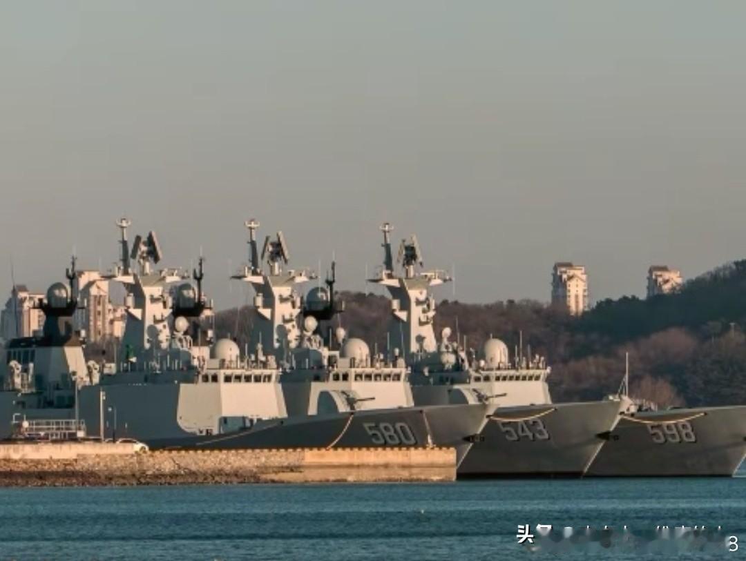 某地的054AG护卫舰，一水的馒头炮！图源见水印