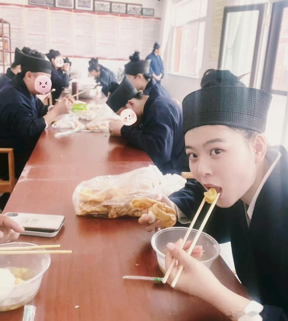 吃饭时，一位眼里有光的仙姑。不懂就问，她们当道士的意义是什么？