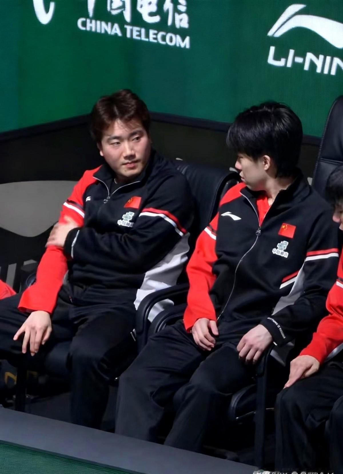 王楚钦被梁靖崑吓到椅子都搬走了！训练场上，27岁的梁靖崑抱怨湿疹痒，想凑近给