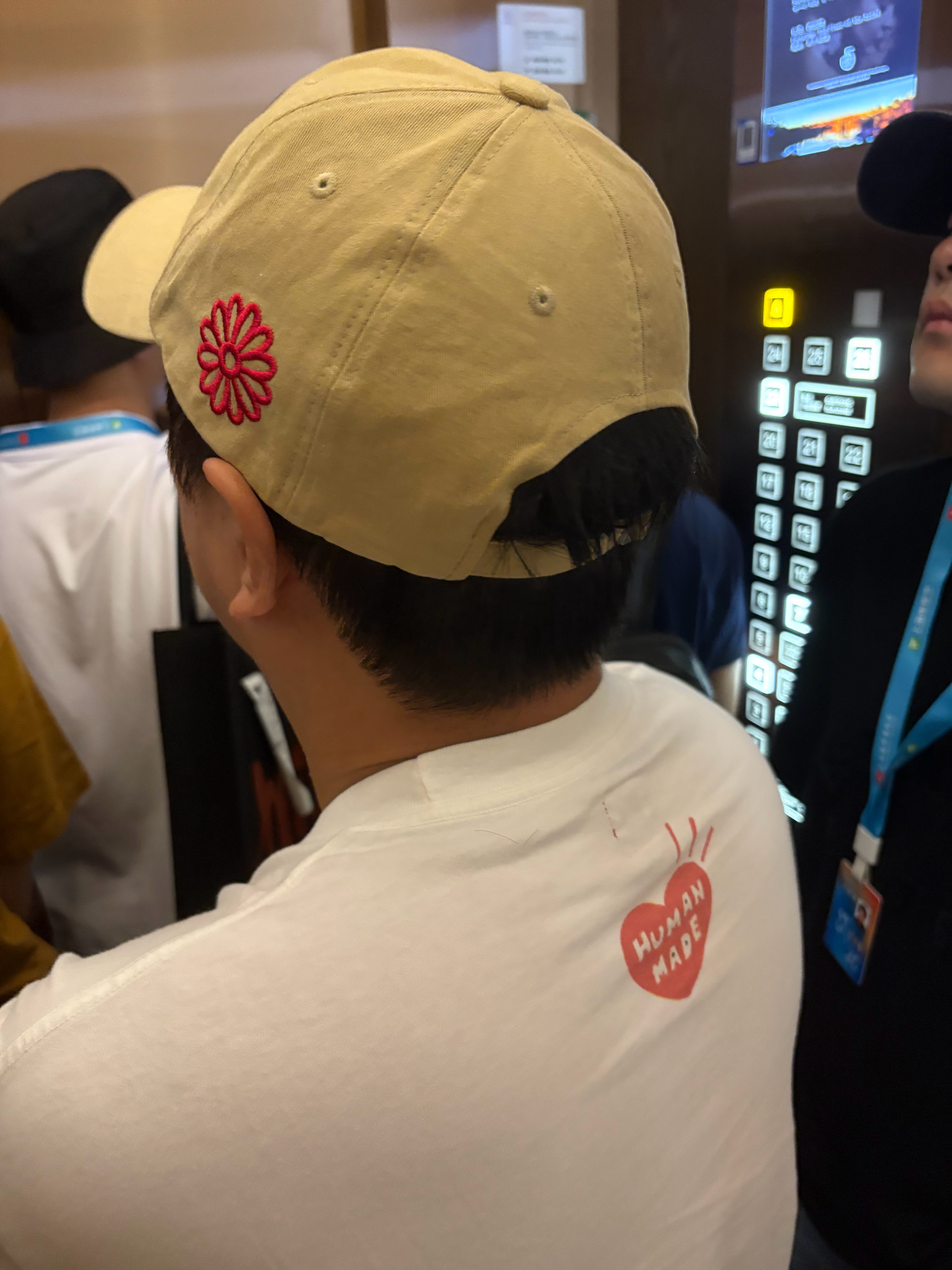 上电梯吃饭偶遇黄渤，HumanMade家的t确实不经洗。​​​