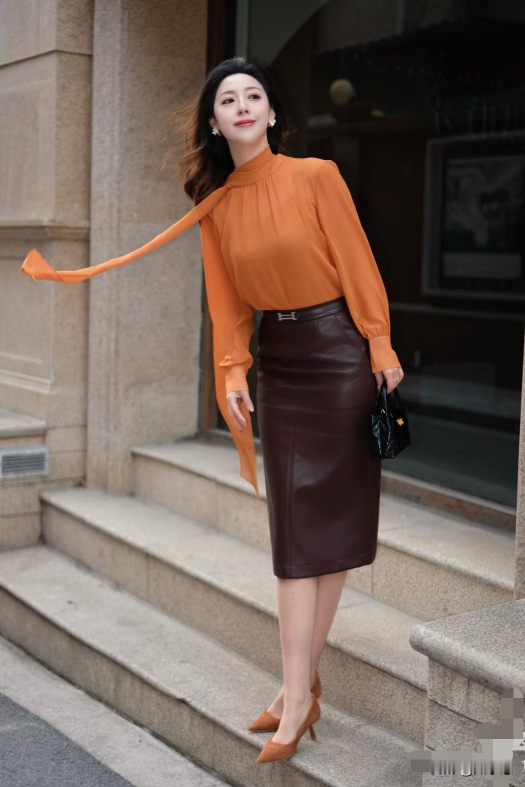 嗨嗨👋才发现今年春天好像特别客气风是软的光是薄的橘色飘带挂在衣领上温柔摇曳