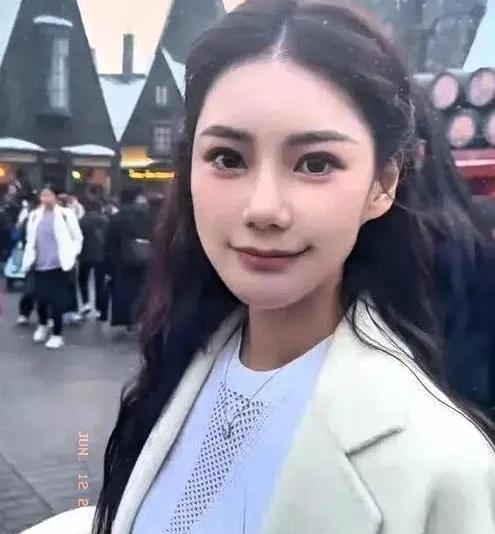 马筱梅这几天又去给玥儿姐弟上门做饭。小杨阿姨在旁边帮忙端菜，说孩子们吃得可香了。