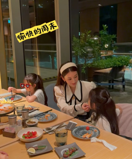 方媛在自己的个人社交账号晒出了她和家人带孩子的生活日常点滴，以及她的工作生活碎片