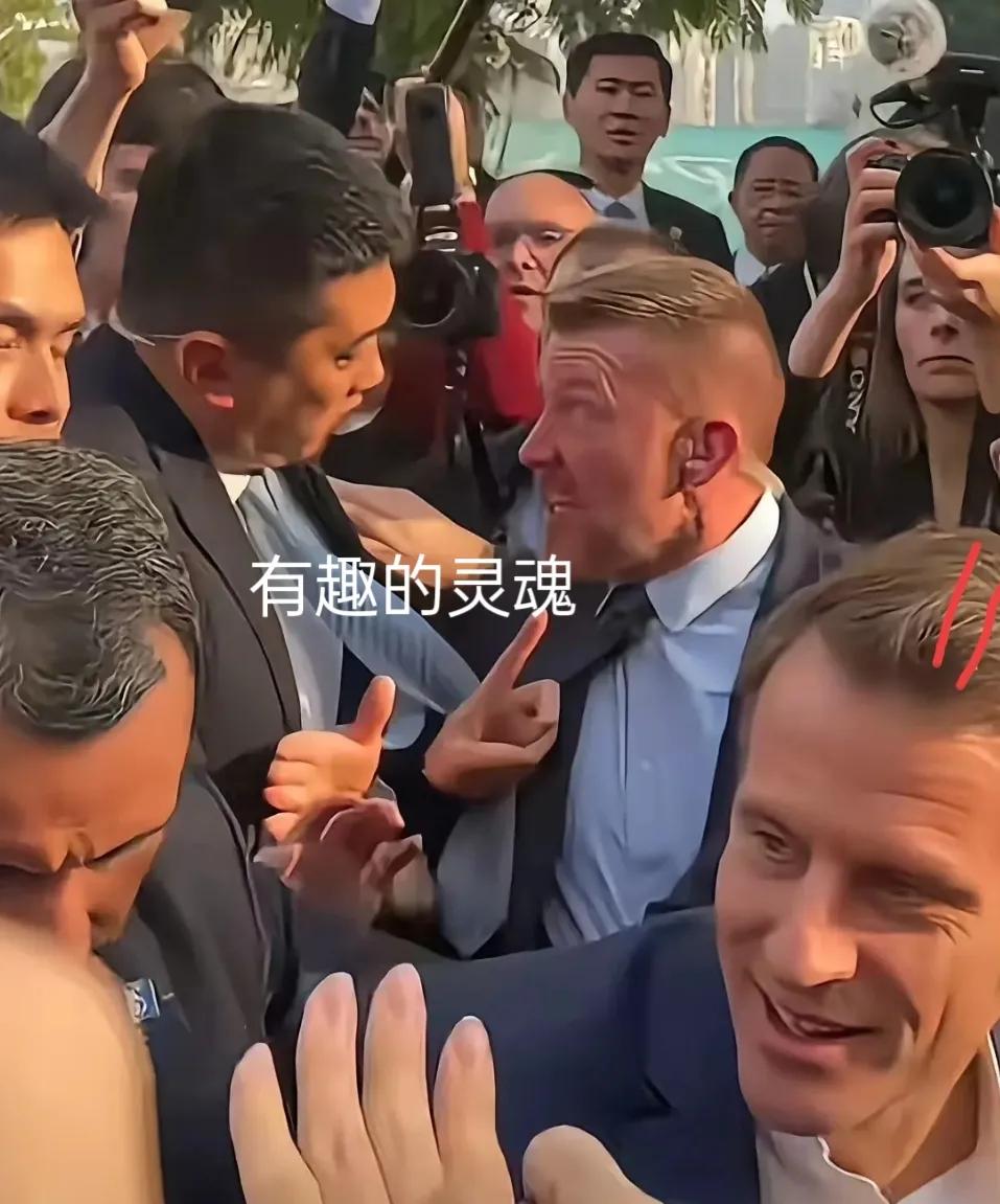 近日，中法两国保镖对话被曝光，令人忍俊不禁！画面中，一位法国保镖和一位东方大国
