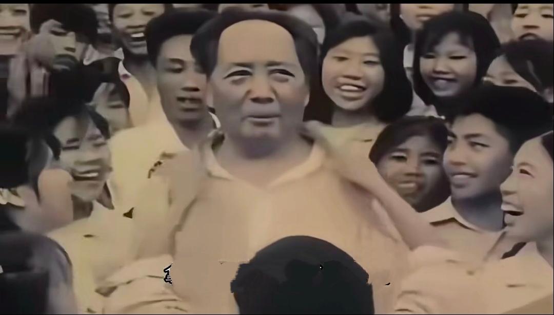 毛主席系着红领巾与孩子们合影，小男孩反应机灵，把自己的红领巾系在毛主席脖子上。