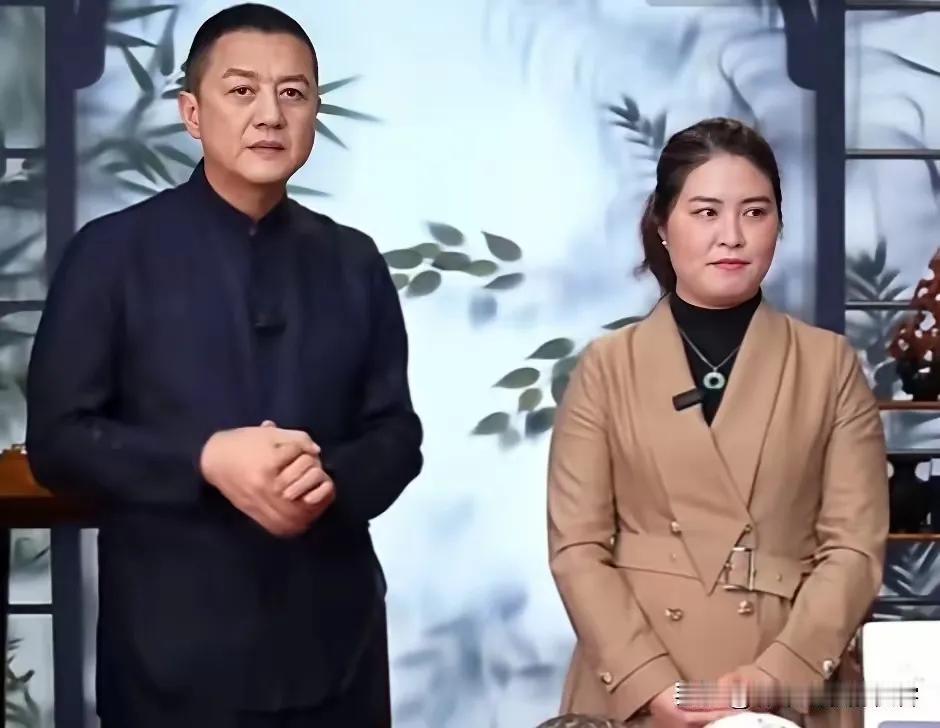 李亚鹏直播间这幕太戳心！茶厂女老板全程绷着脸，不是卖得差，是茶叶秒空的速度远