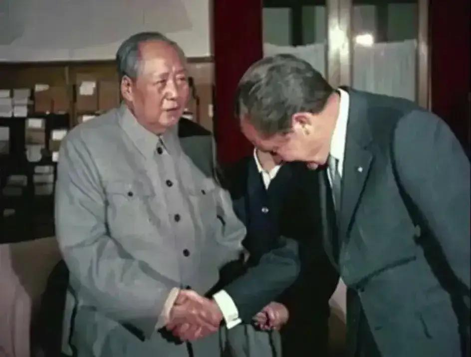 毛主席会见尼克松时，不按常规出牌，让他一时间摸不着头脑。1972年尼克松访