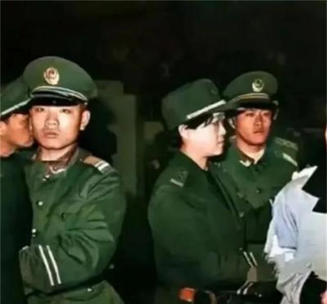 1995年，广东深圳，公审大会上的一对情侣犯人，男的名字叫王建业，女的名字叫史燕