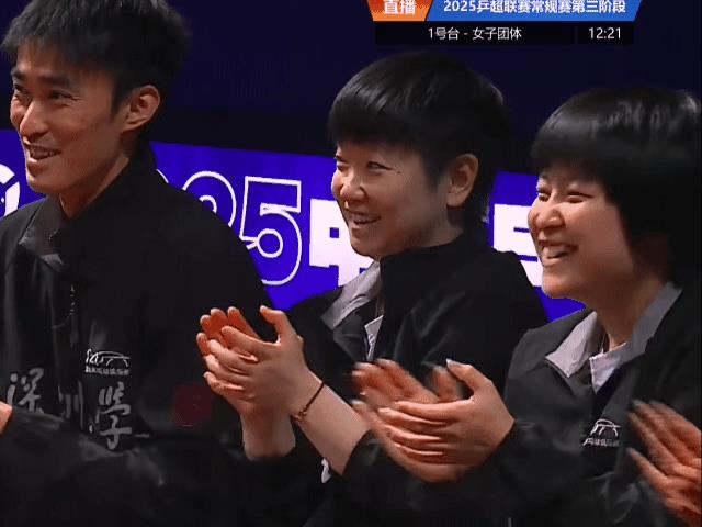 8月31日深圳大学打比赛就是欢乐。孙颖莎喝水放下瓶子，平野美宇立马给扣盖，眼里全