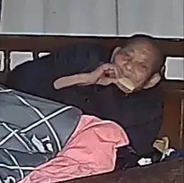 我一直想不通的是，爷爷一到夜里就躺在床上吃饼干，身体为啥还好得不得了。我爷爷出