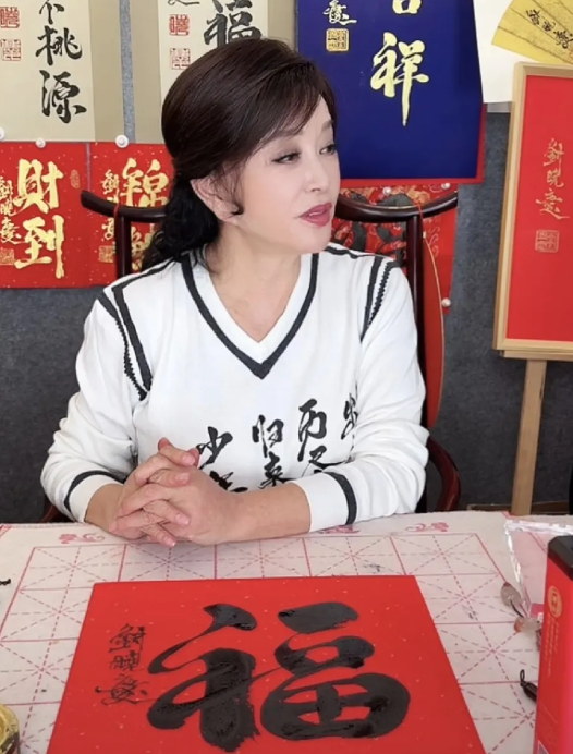 刘晓庆直播被网友怼了！只因她直播间里卖的字画，没签名的要999元，签名的要288