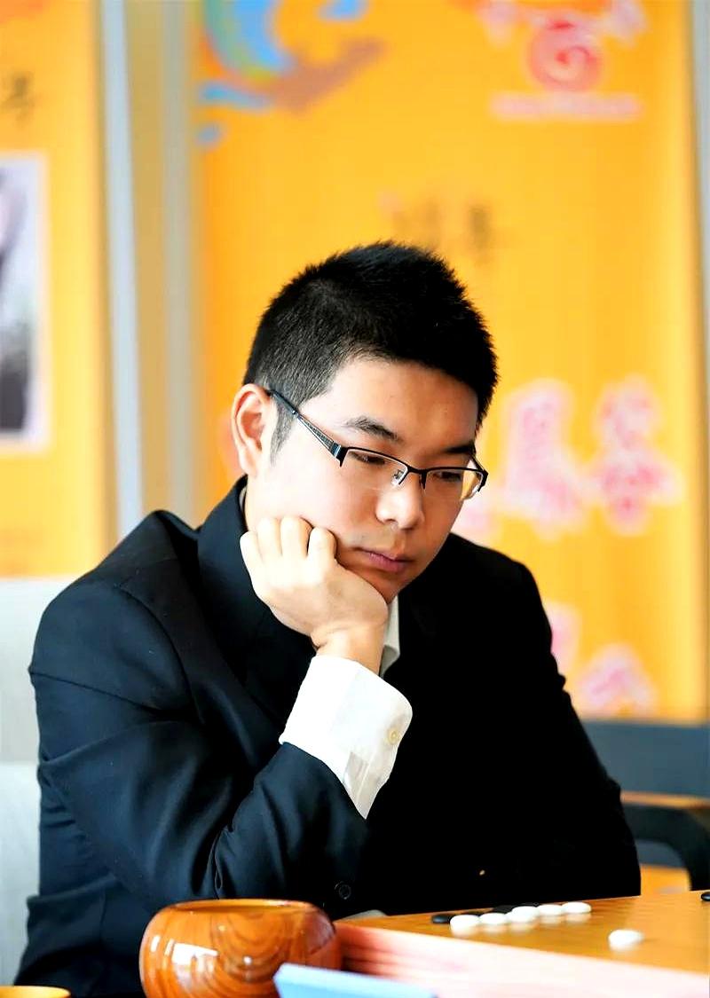 今天下午，中国棋院里第6届梦百合杯32强战打得正紧，最受盯的还是芈昱廷对申真胥，