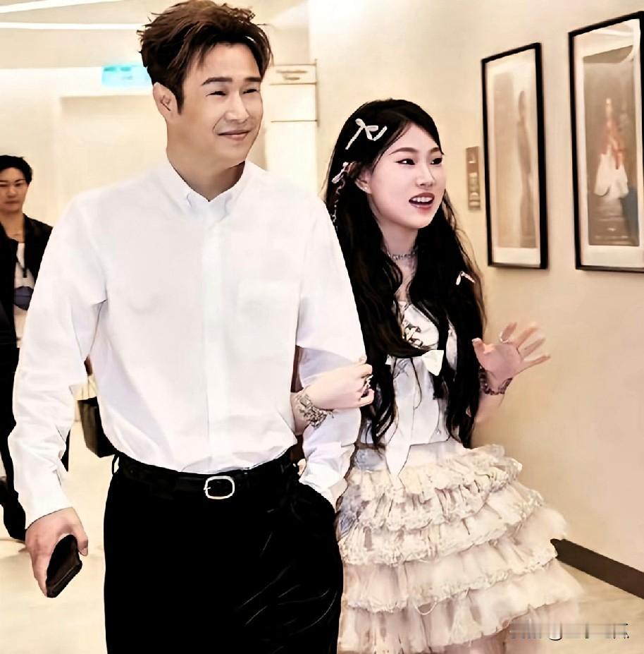 小品演员小沈阳的女儿也太出挑了吧，看得出来小沈阳不光是个疼惜妻子的丈夫，还是个实