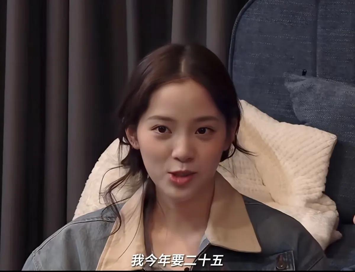 欧阳娜娜被问到对自己的年龄有实感吗？她说：“我今年要25都特别不能接受，就觉得哇
