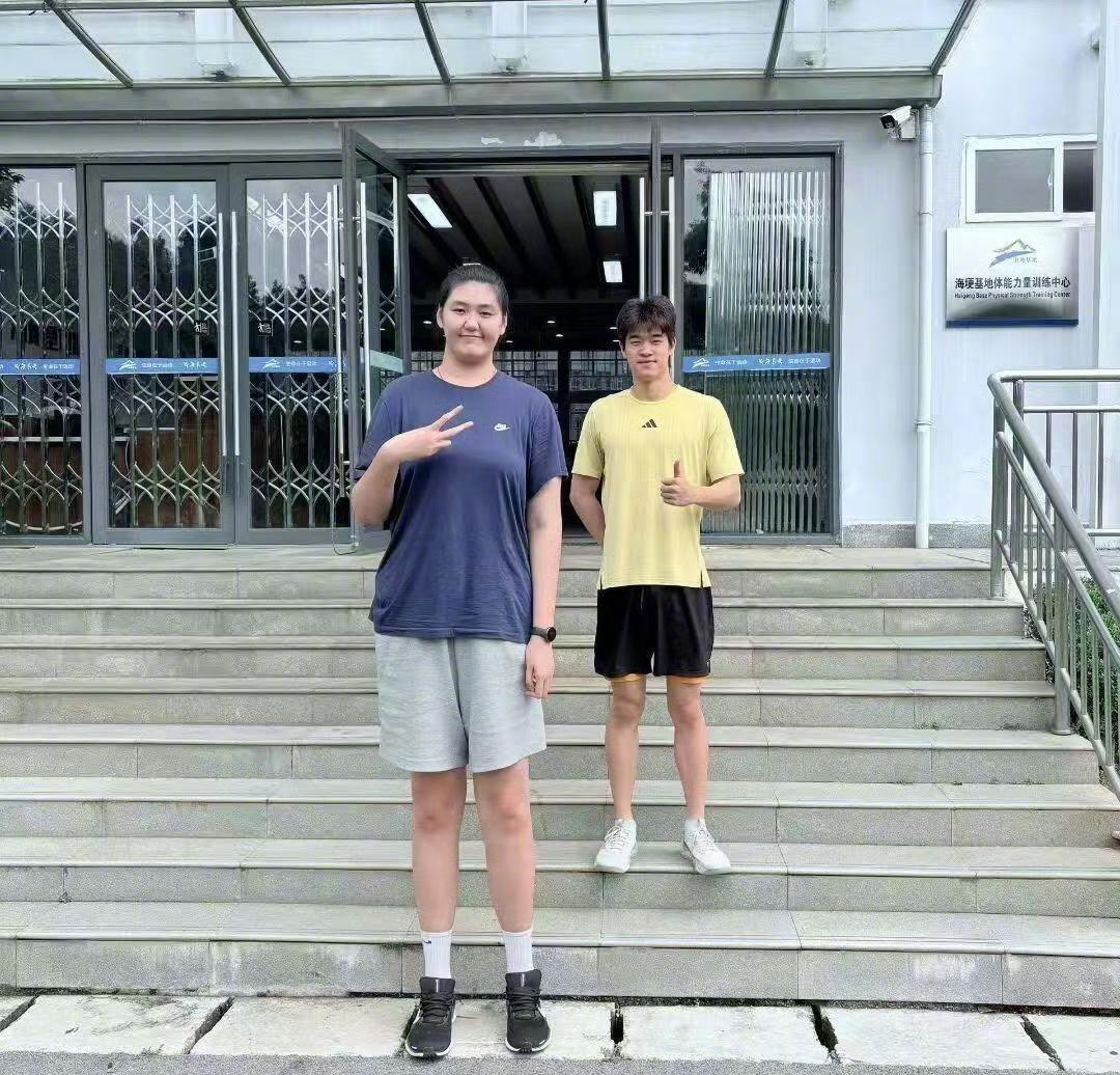 潘展乐：子宇，你这身高也太夸张了吧，我站在你后面感觉自己像个小学生。张子宇：