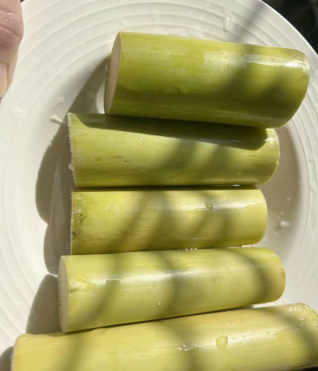 第一个吃甘蔗的人，比第一个吃螃蟹的更厉害！你敢信吗？都说第一个吃螃蟹的人是勇