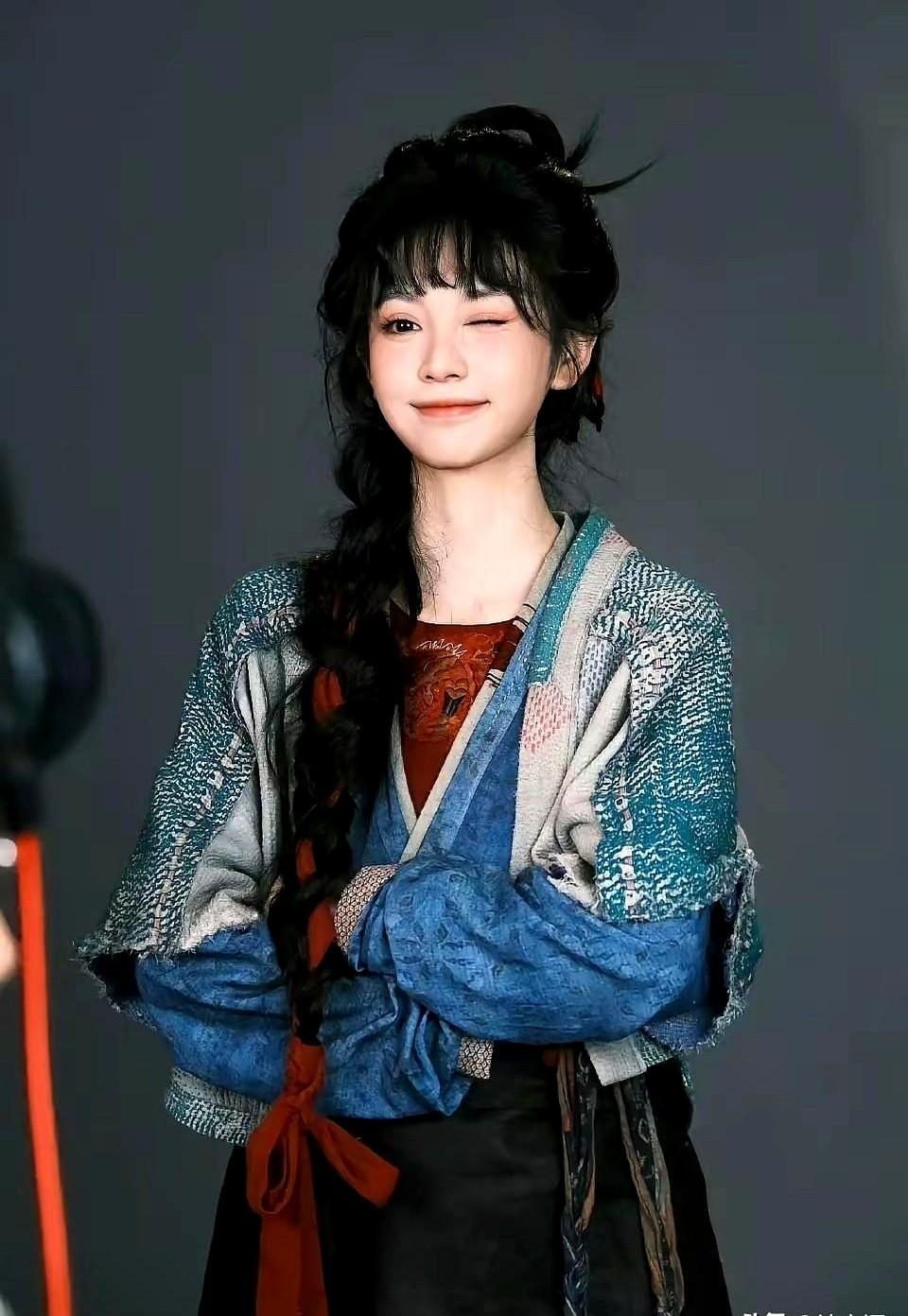 刚说完田曦薇在《逐玉》里别留刘海，评论区就吵翻了。我个人觉得，掀起刘海的她五