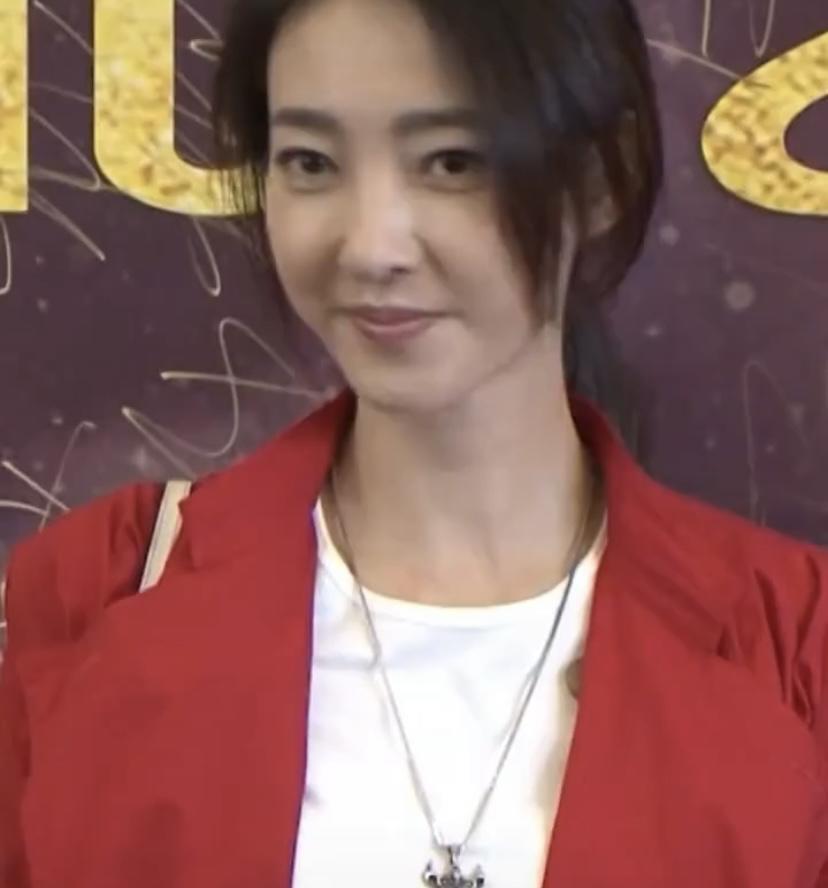 王丽坤身着红色上衣参加IWC万国表柏涛菲诺系列腕表发布晚宴，简直惊艳全场。红色
