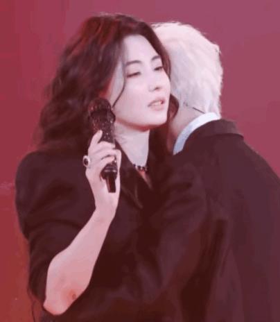 张柏芝，引发热议。8月2日，46岁的张柏芝，冲上热搜，香港演唱会上，29岁的