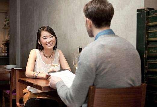 相亲第一次见面，本来就只是看眼缘、找感觉、聊个大概。就这么简单一件事：-