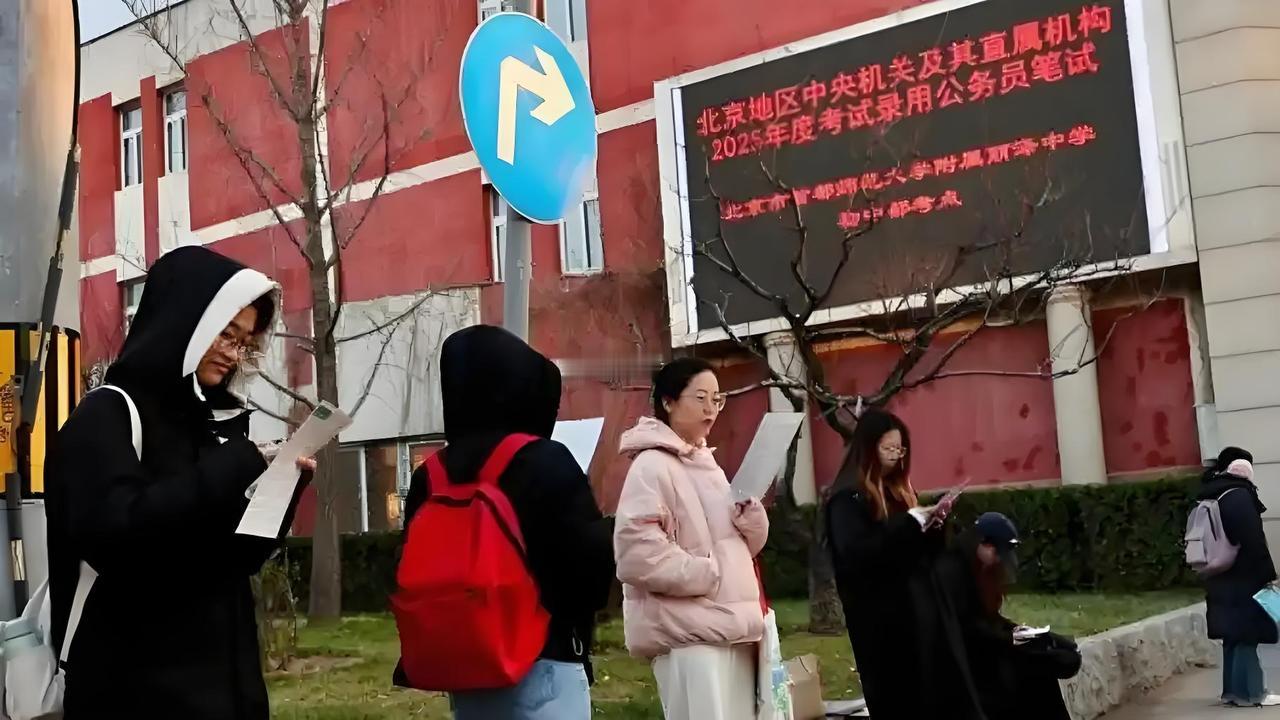 公务员招录放宽年龄，人生下半场也有入场券！最近国考出了新消息，招录年龄悄悄“松