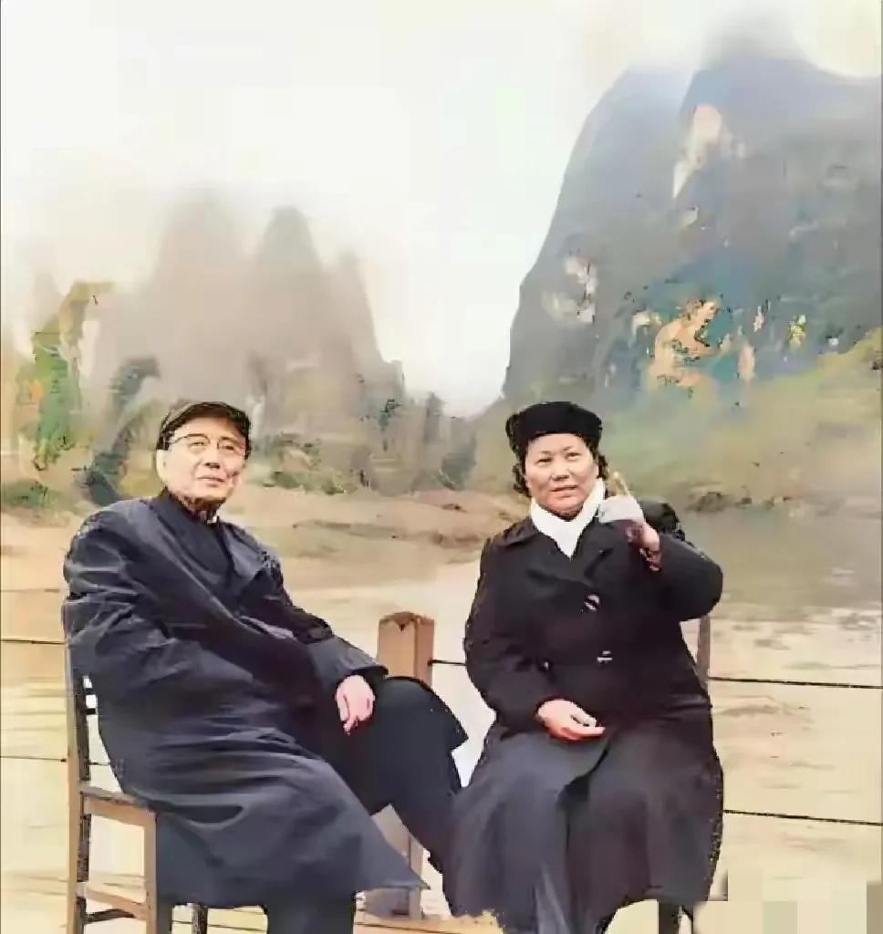 老照片：1963年郭沫若与第三任妻子于立群在游玩时的合影。那个年代，刚好是三