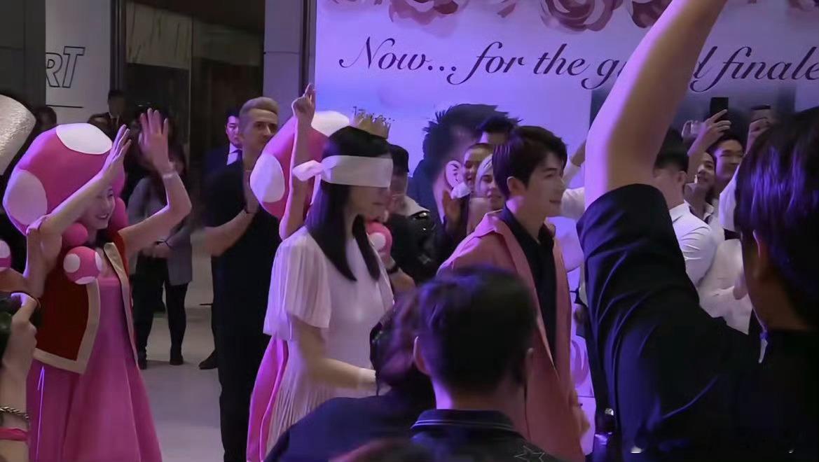 陈学冬亲手牵起奚梦瑶入场，到如今婚礼成为女方独一份受邀圈内好友，跨越...