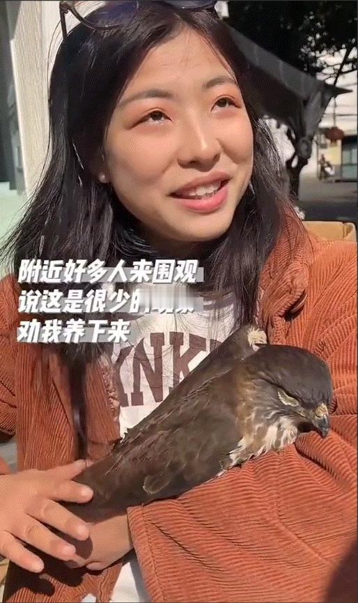 万万没有想到，四川一女子，趁着天气晴朗空气清新出门晒太阳，不料女子找了一个舒服的