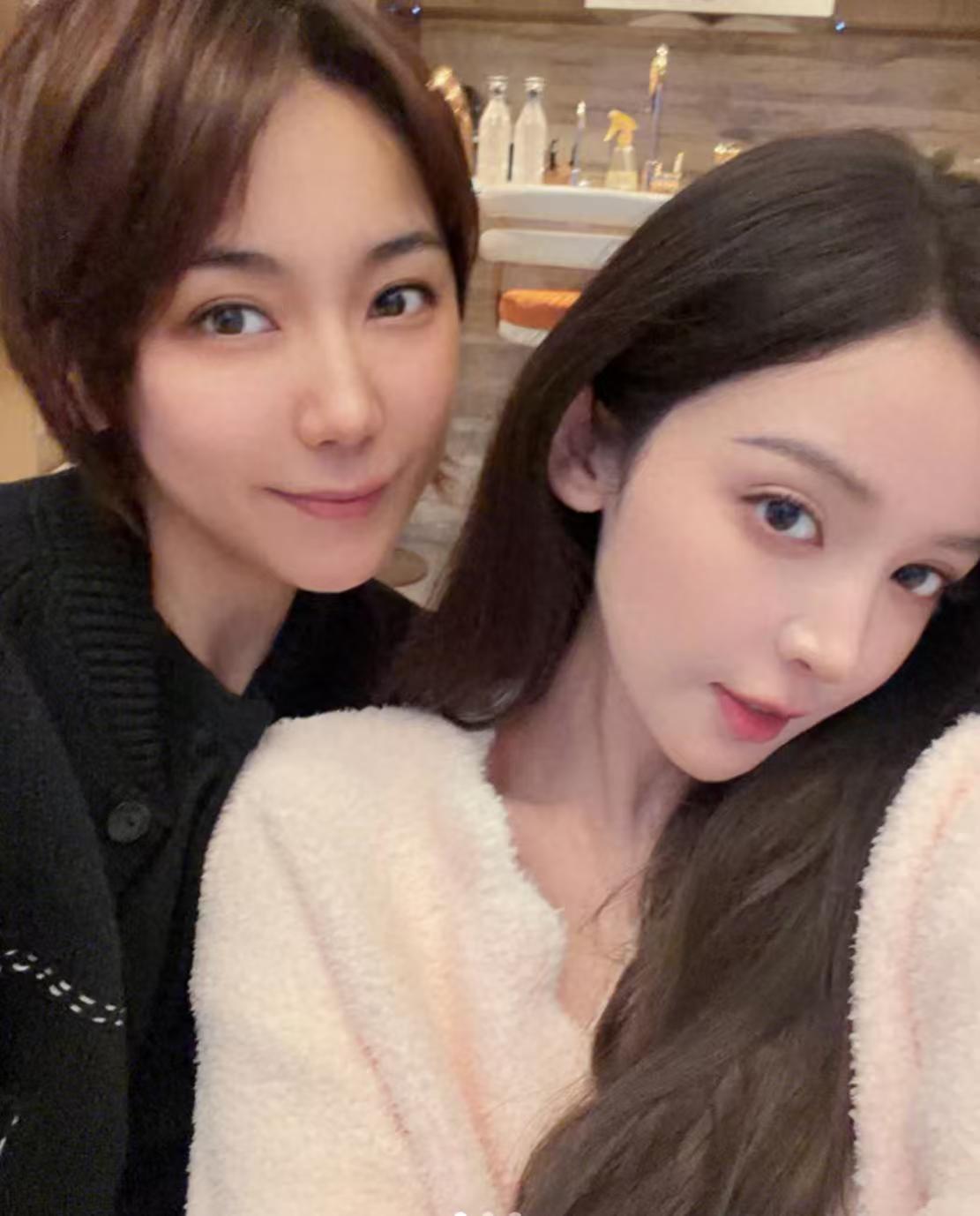 娜扎姐姐颜值不输明星，还是大学老师，育有一女，生活幸福娜扎父亲去世，如今家里只