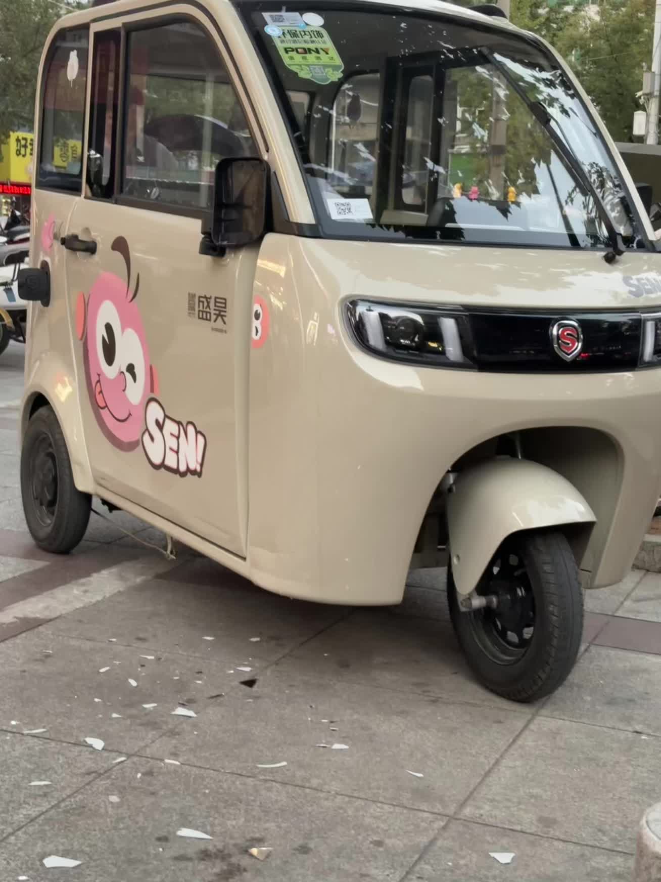 今天逛街，逛了一下午我累了就坐在路边的石墩上休息了有10分钟，然后我也...