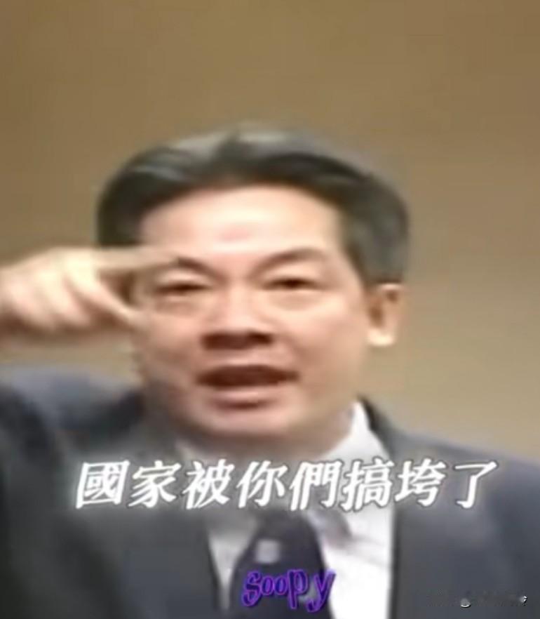 从一个爱国者到汉奸的转变，发型也变了，面相都不一样，变化很大，那时候他经常跑复旦