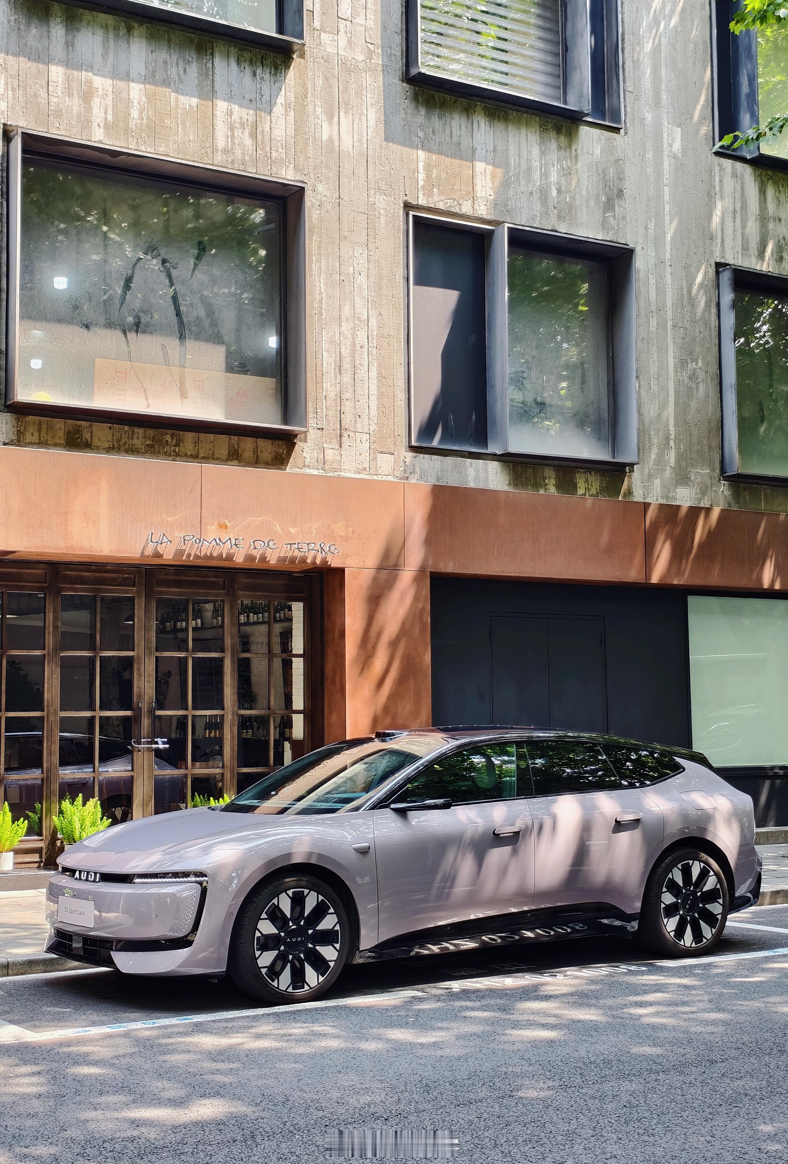 今天开了一天奥迪E5Sportback上海街边回头率特高我发现随机停在一个咖啡