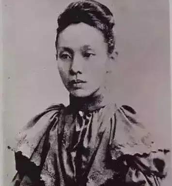 1907年，袁世凯收到罗斯福的一封信，罗斯福希望他能为一名女士提供帮助，没想到袁