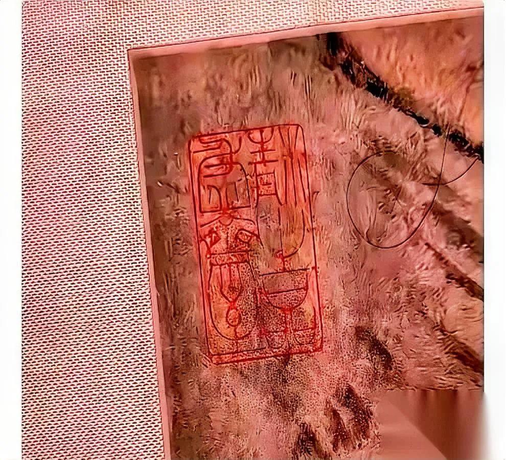 南博这回算栽在“逻辑”上了。人家家属根本不跟你扯鉴定报告，就问一句“既然