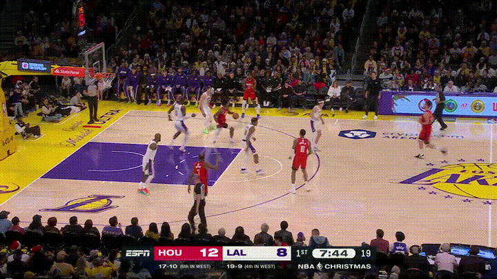 火箭超级巨星杜兰特真是防不胜防！在今天火箭客场挑战湖人的圣诞大战中，当时比赛进行