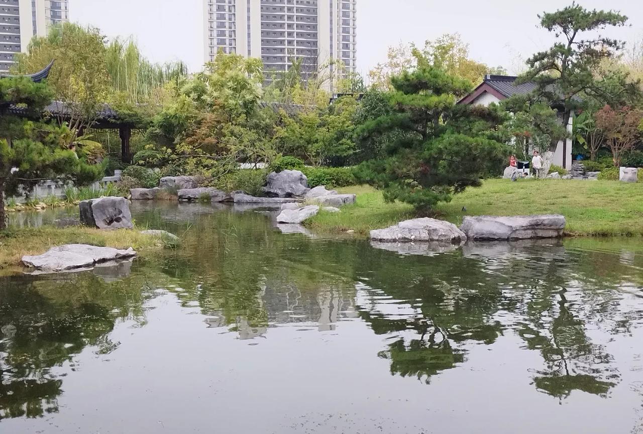 学医学专业的大学生，就业途径要弄清楚几个方向。第一，毕业除了去医院应聘，还可以