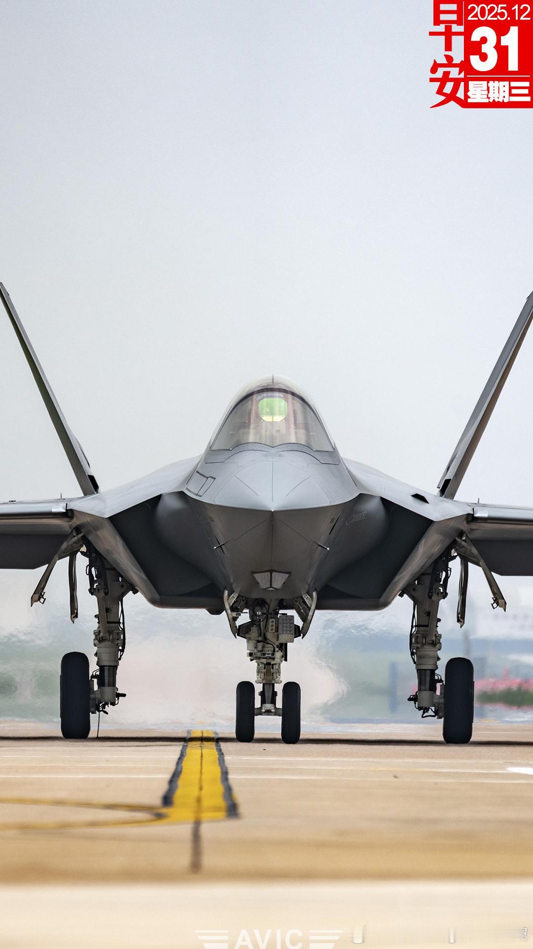 歼-20和歼-35的机头正面照片对比，可以看到歼三五的座舱盖比例要比歼-20的座