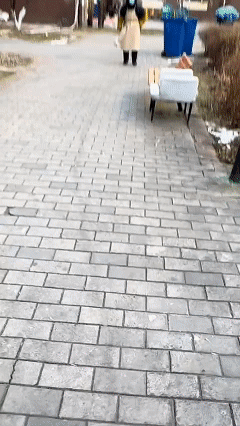 看哭了！近日吉林，女子将喝的矿泉水瓶一直攒着想给收废品的老人，那天下楼时正好碰见