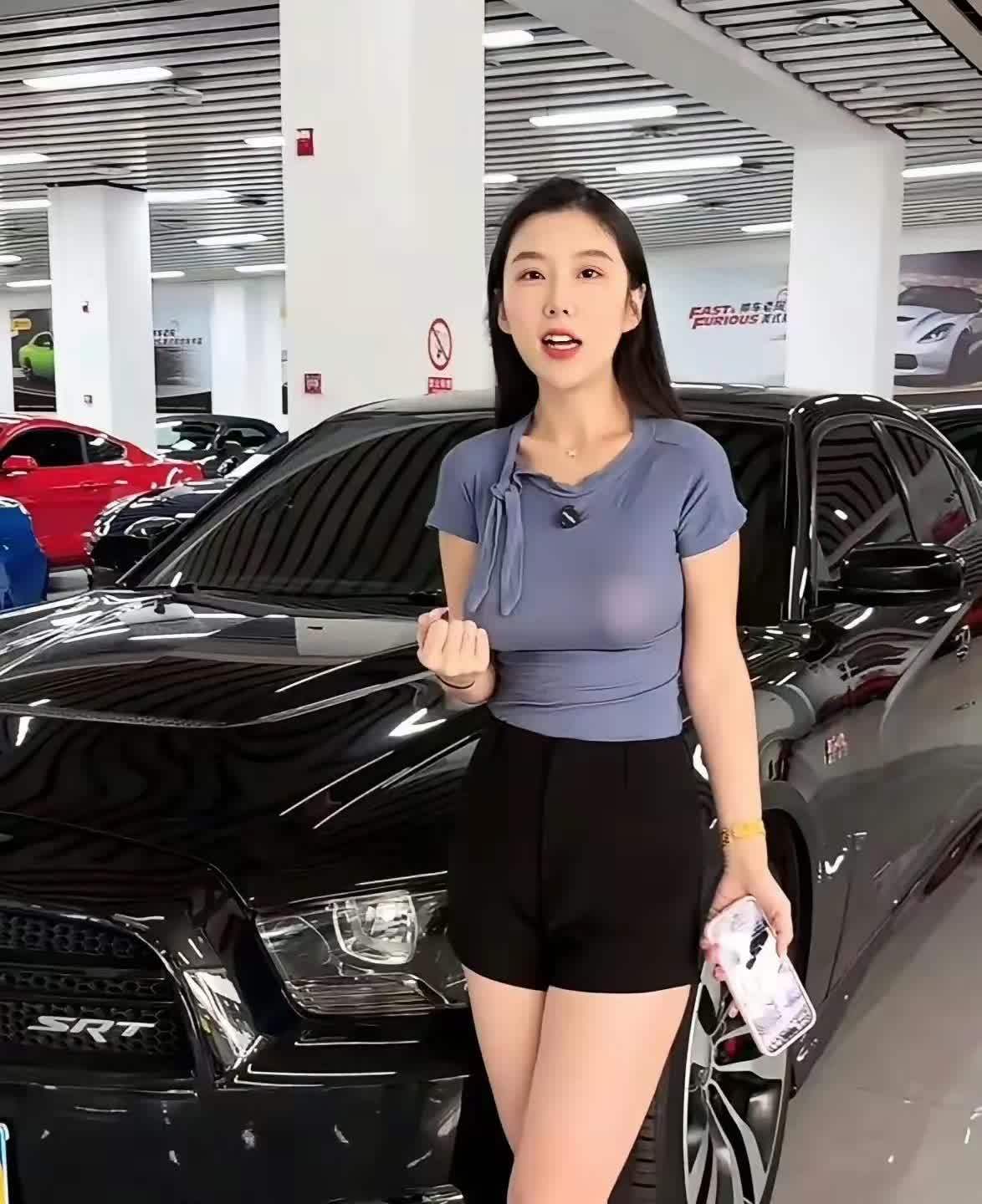 现在卖个车都这么卷了吗？不仅车子性能要好，车子设计要漂亮，轮胎也要够粗够大，更重