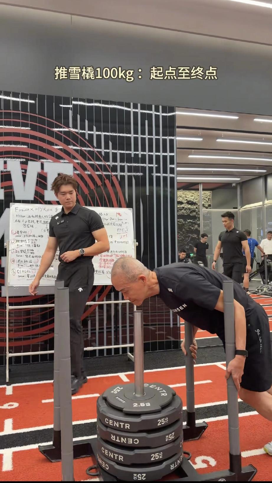 王石不戴头套了，敢大大方方曝光后脑勺，全是白头发，但依然戴名表彰显身份!近