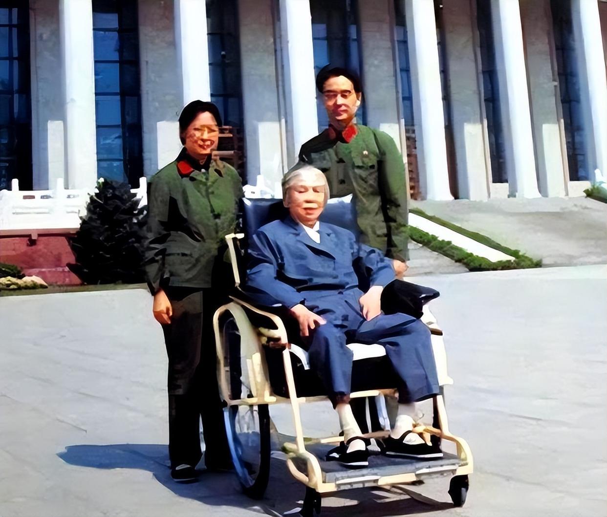1979年，贺子珍坐专机进北京，邓小平为啥亲自拍板？这一趟飞行，装的是她一辈子的