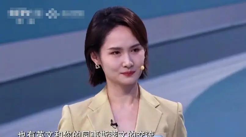 康辉在主持人大赛上早就点过她：面向大众传播，和外籍同事交流的信息要翻译、要重复，