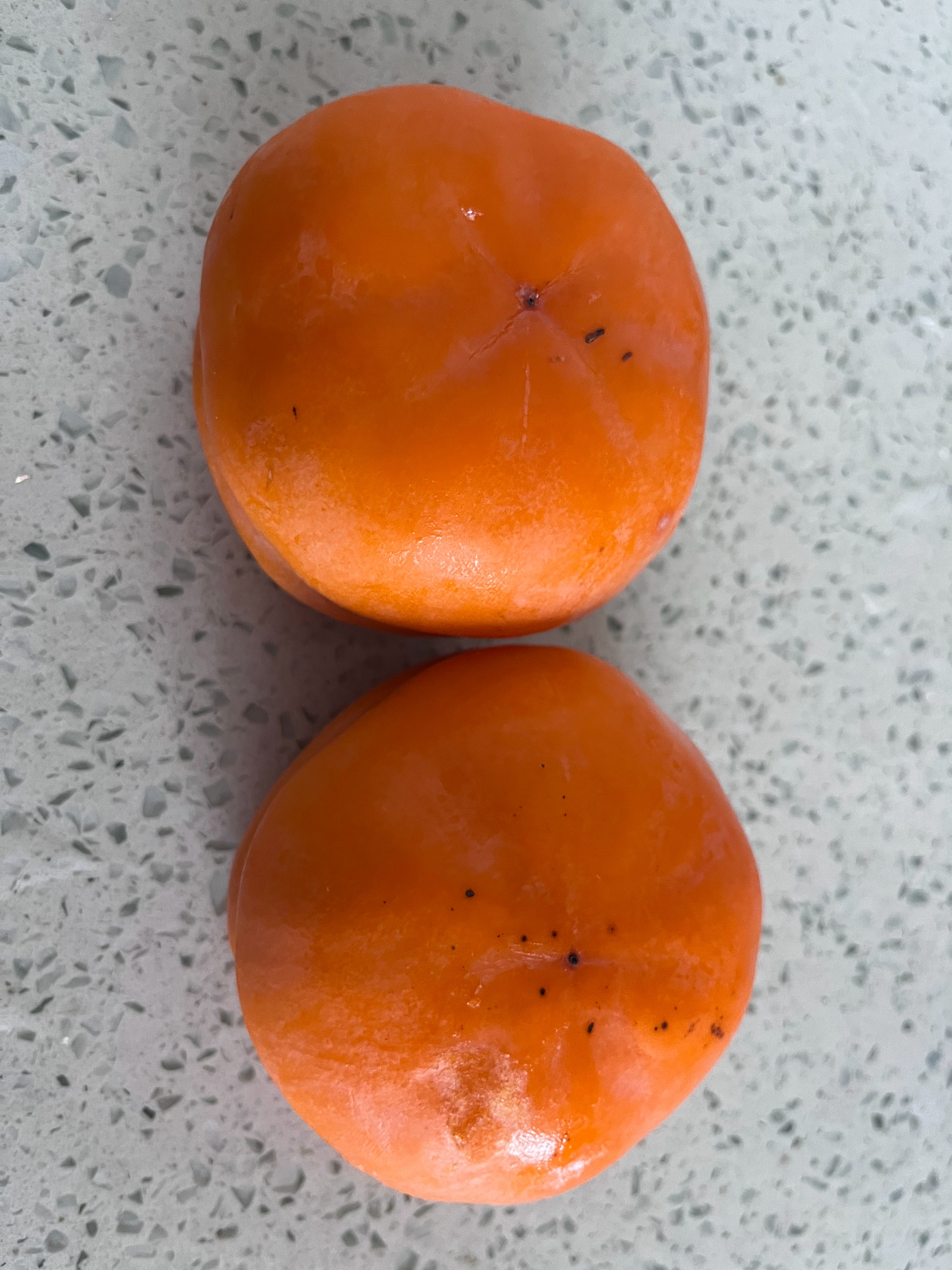 在冰箱里翻到两个冻柿子，夏天吃可得劲儿了，冬天还是算了等化了再吃吧！