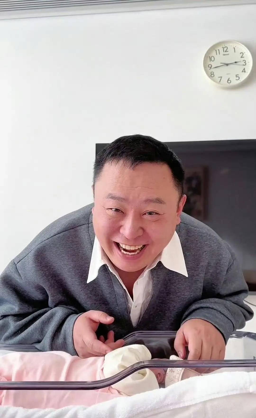 德云社后台炸了锅！阎鹤祥44岁当爹，郭麒麟第一反应绝了刚放下手机就看到德云社