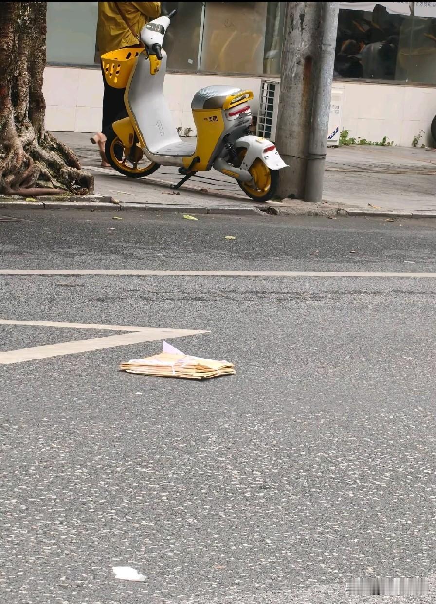哪个老师掉了答题卡[捂脸哭][捂脸哭]事故，大事故，瑟瑟发抖…此时一位老师急得像热